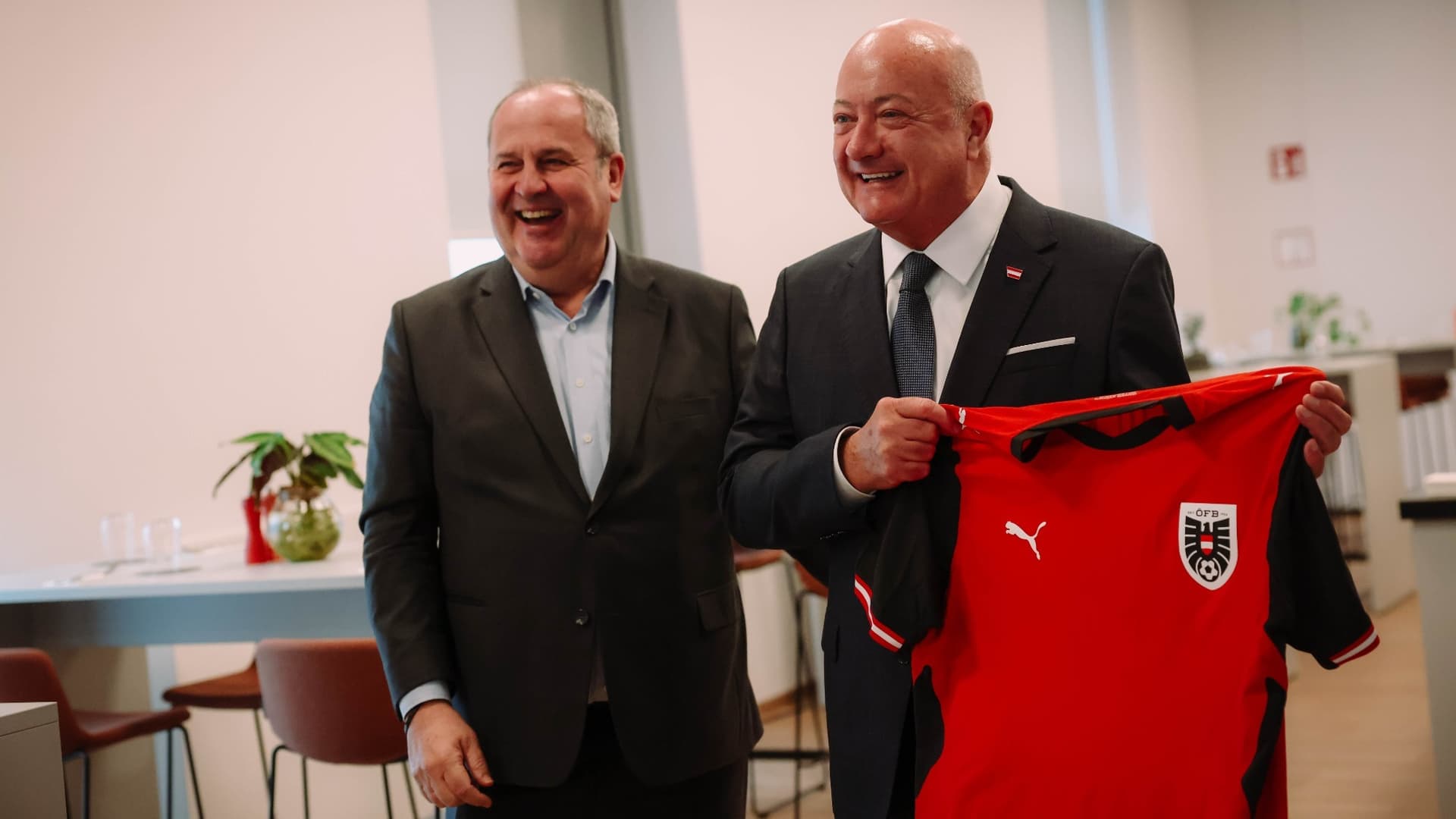 Bundeskanzler Dr. Christian Stocker zu Gast beim Frauen-Nationalteam