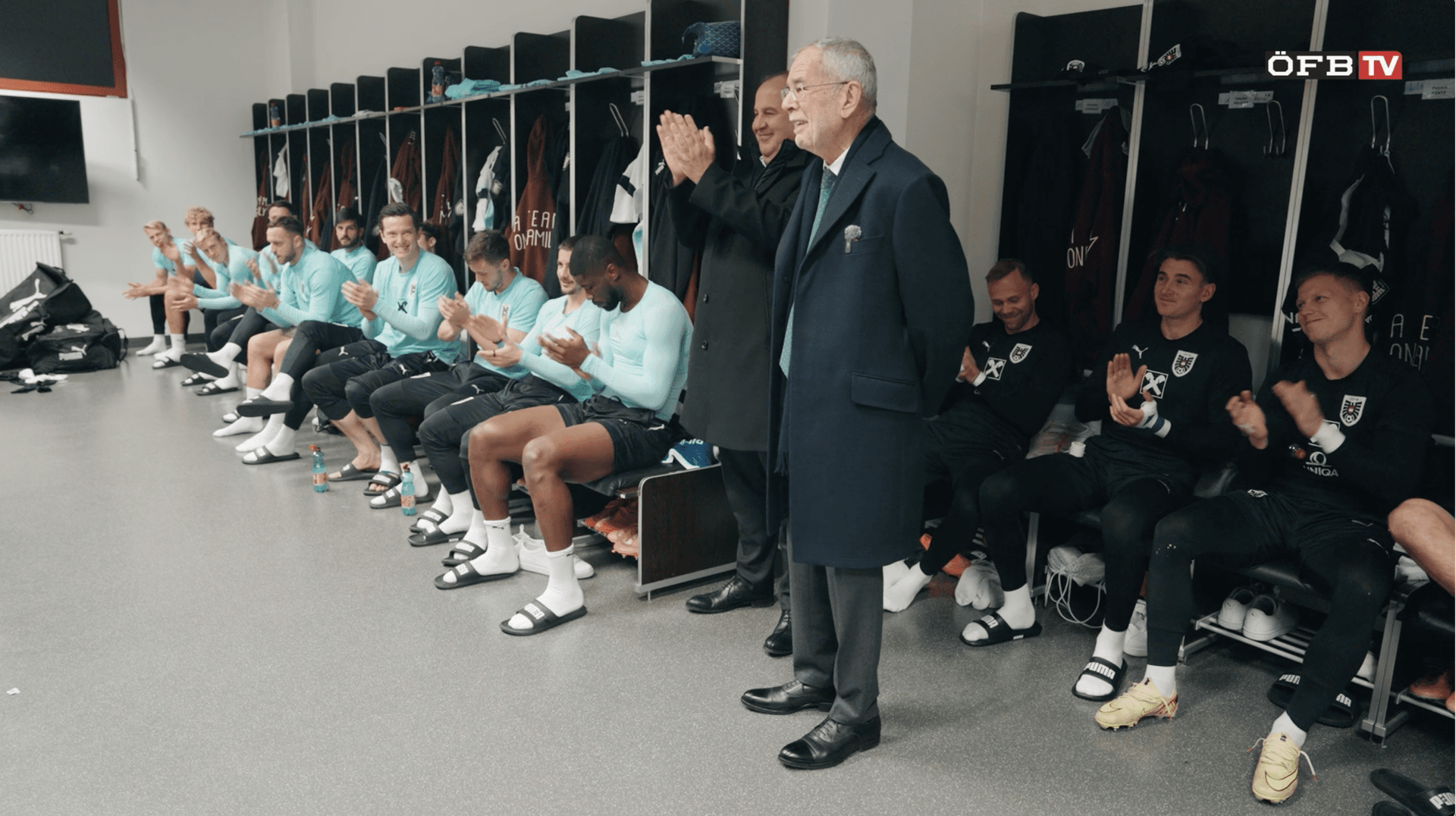 Bundespräsident Alexander Van der Bellen zu Gast in der Kabine des Nationalteams