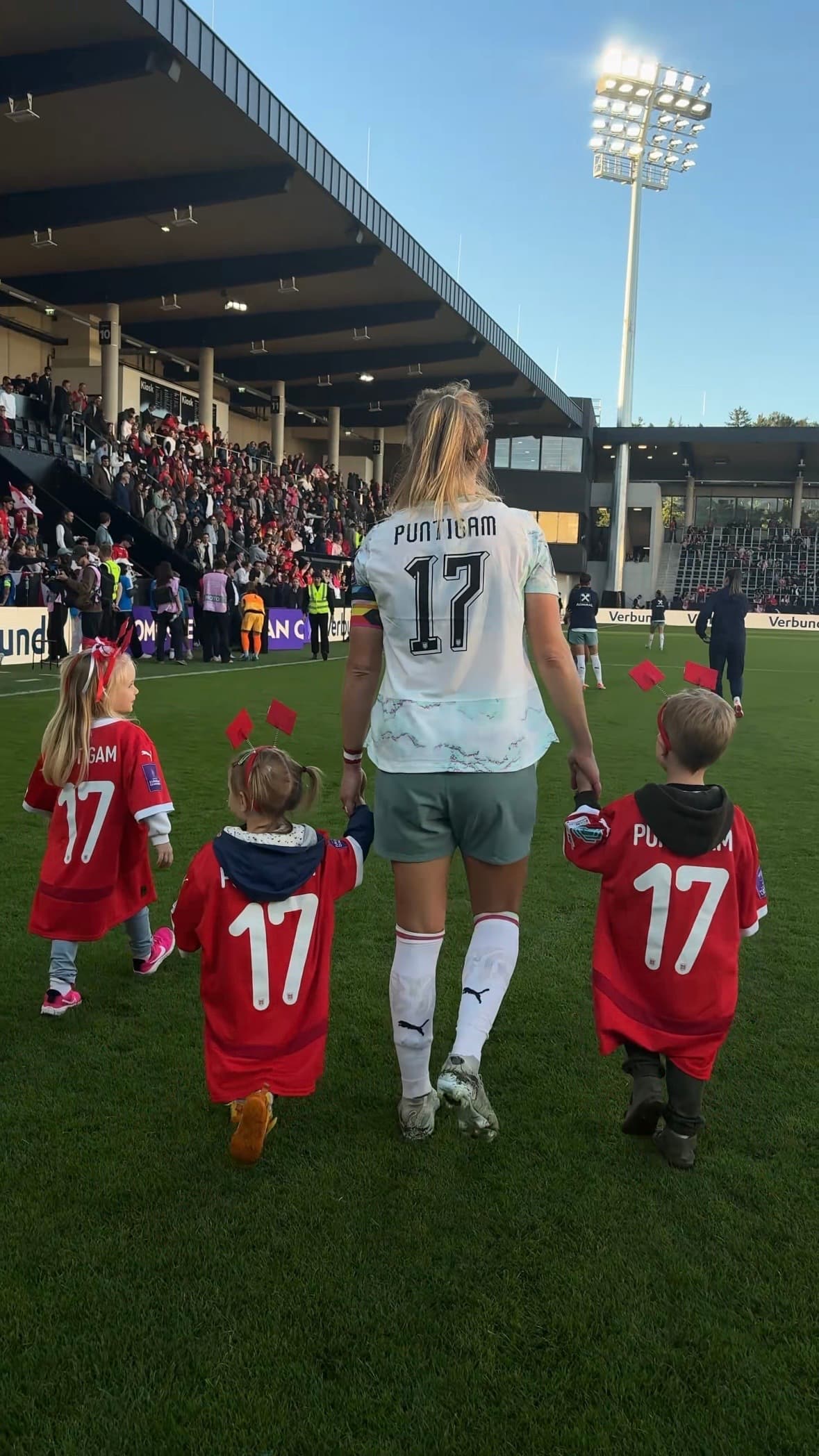 The captain with her little fans. 🥹🫶🏽
