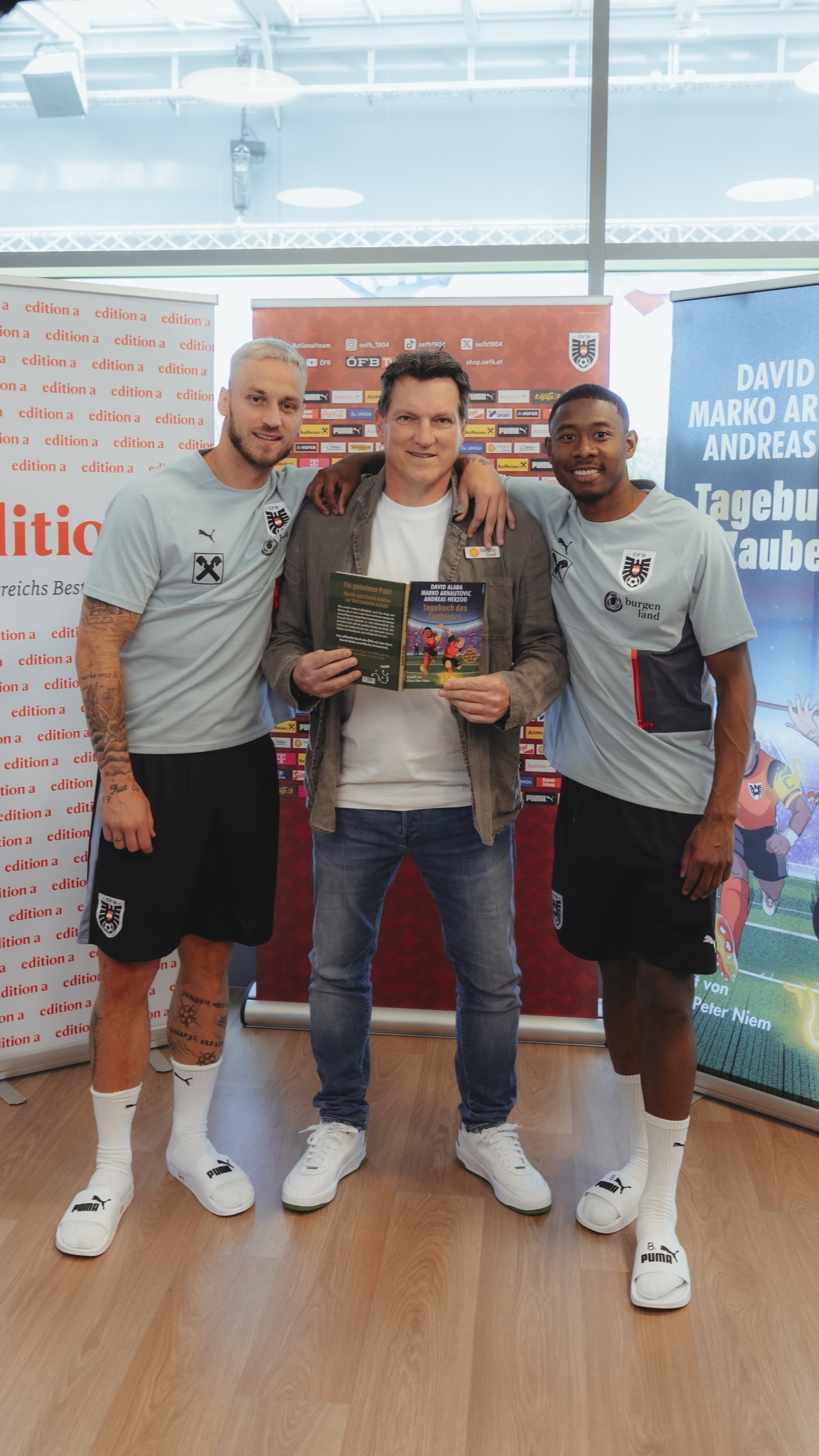 🧙‍♂️📖🤝 Andreas Herzog, David Alaba und Marko Arnautovic haben heute ihr Kinderfußballbuch "Tagebuch des Zauberers" vorgestellt. Mit hilfreichen Tipps und Tricks für alle. 😜😄